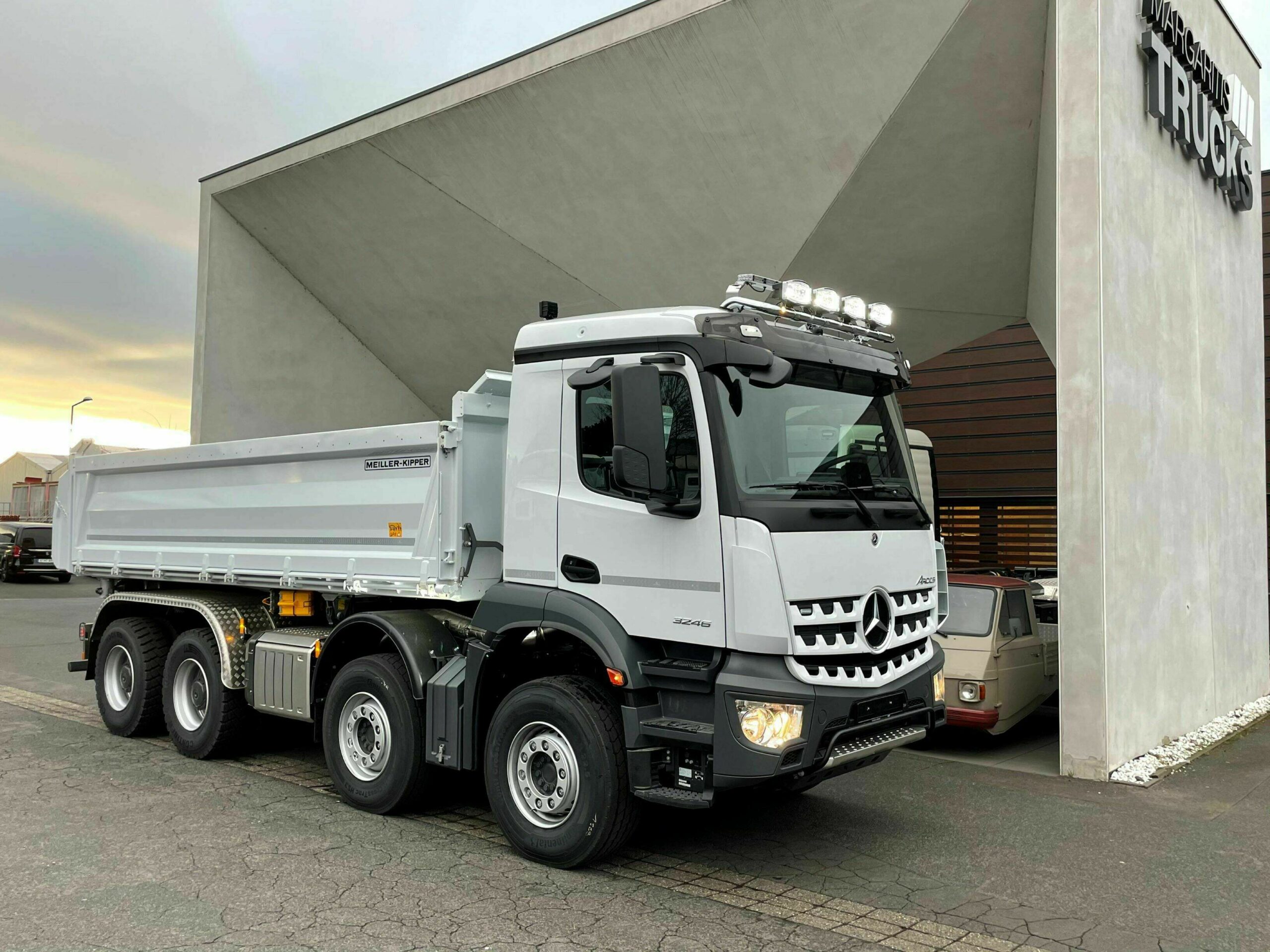 Tipper with special lights for Iceland
